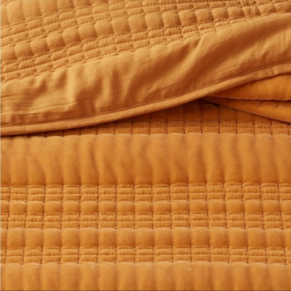 NWT FULL/QUEEN LOFTY VELVET QUILT‎ DARK GOLD THRESHOLD